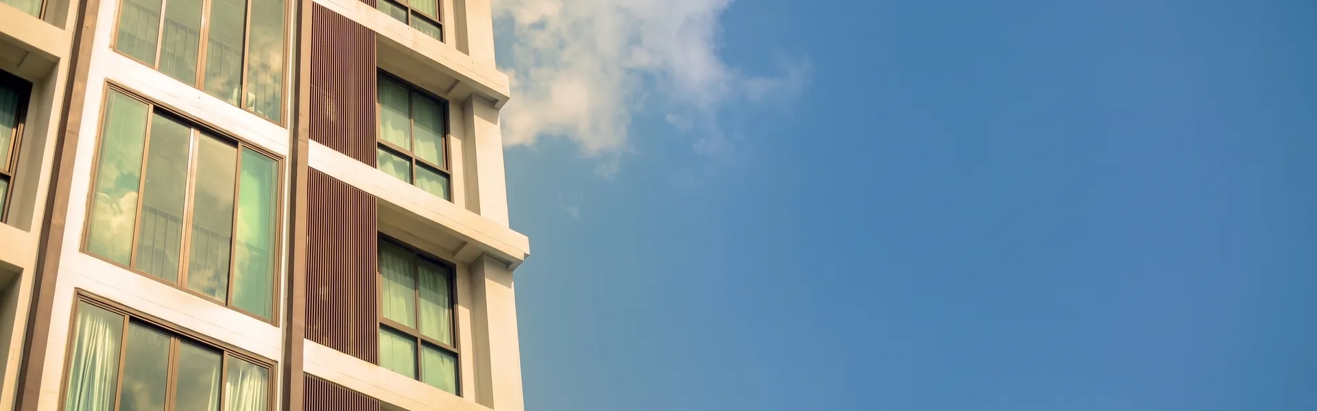 Fachada de um prédio residencial moderno sob o céu azul